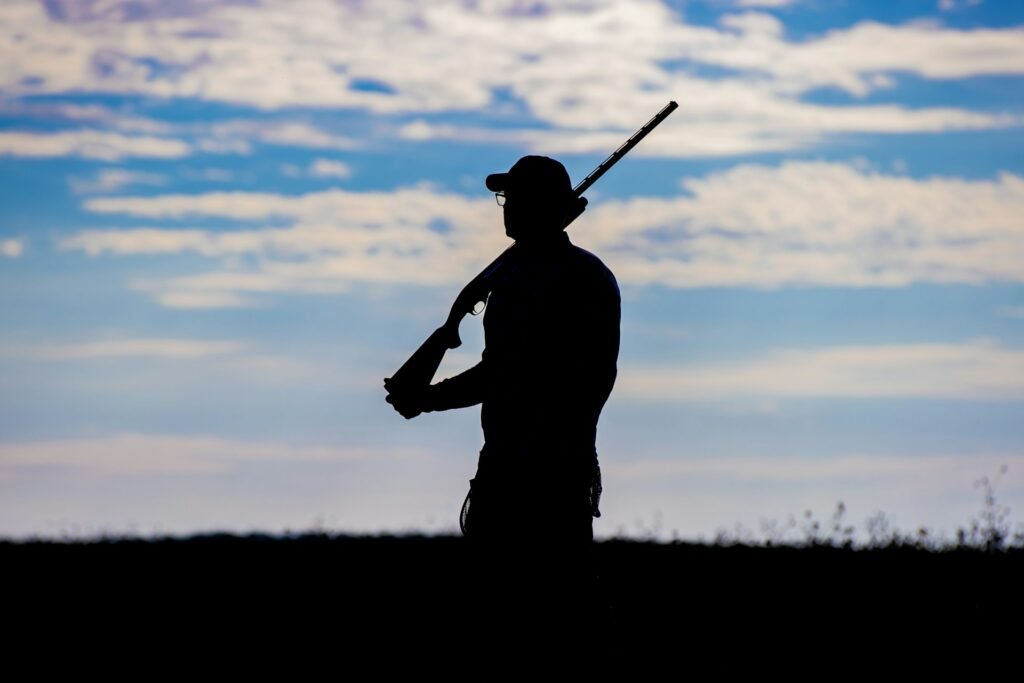 espingarda no ombro de um homem