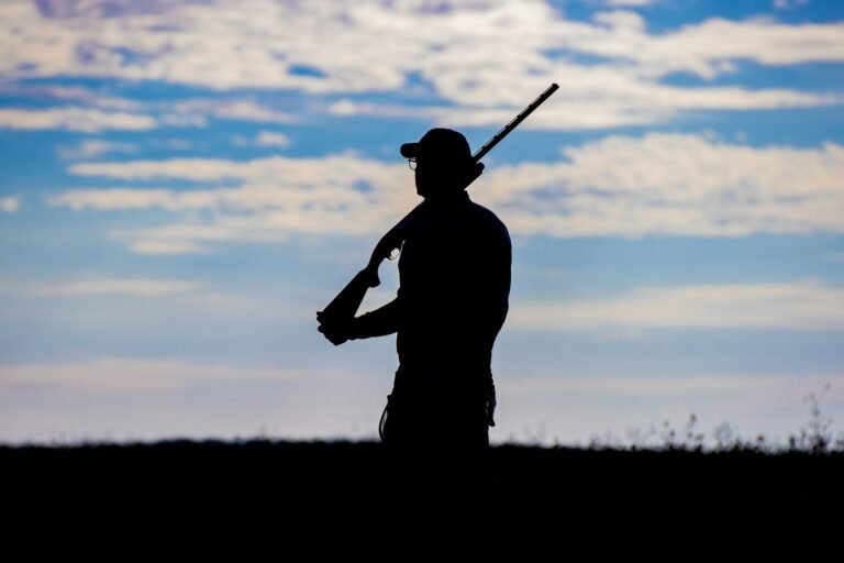 espingarda no ombro de um homem