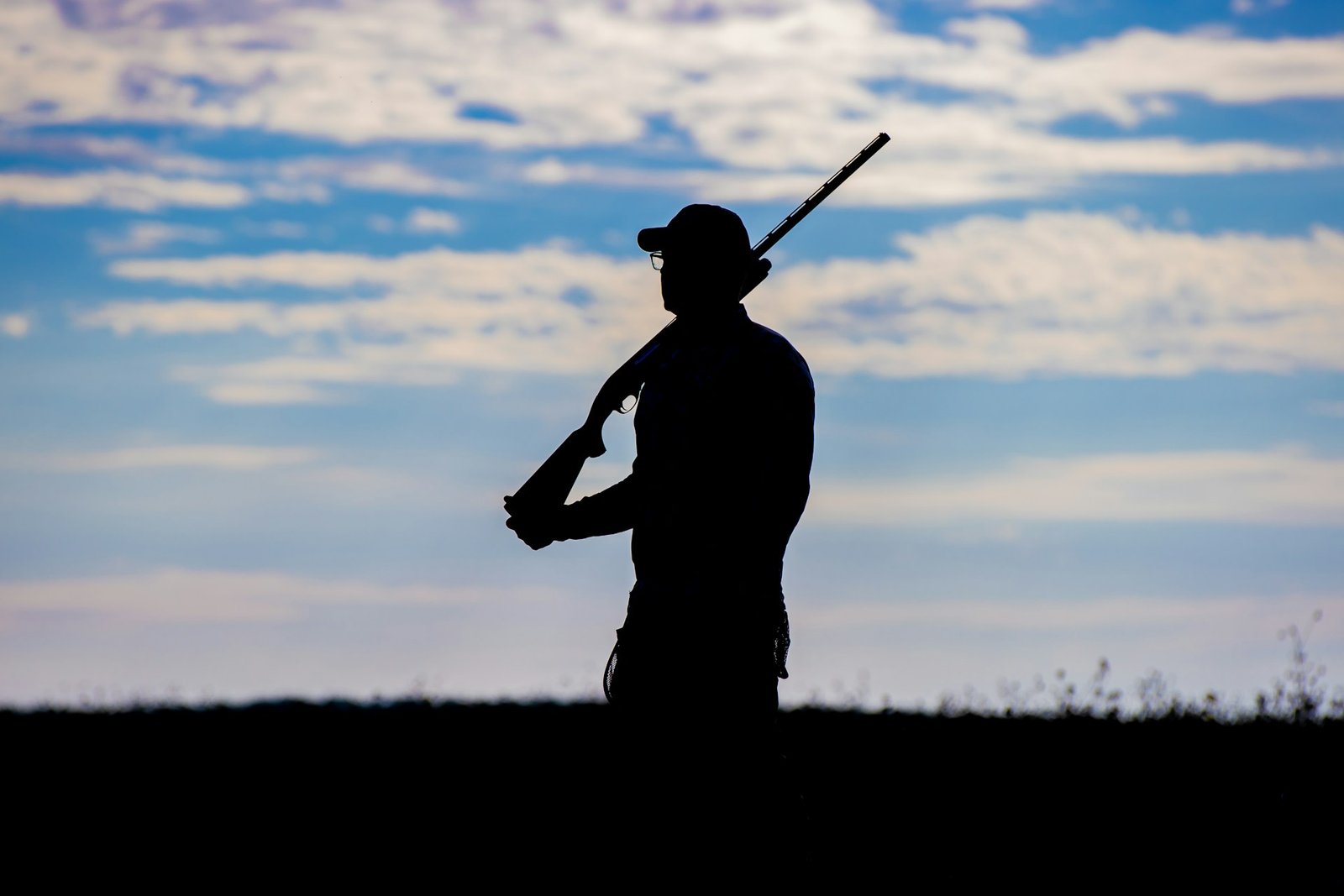 espingarda no ombro de um homem